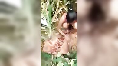 Shaali ke ak dhaan khet er bhetor picnic korar shomoe chodar porn video