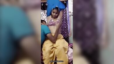 Chocolate colored maagi taar bondhu ke onek bhalo bhabe choshar XXX video clip