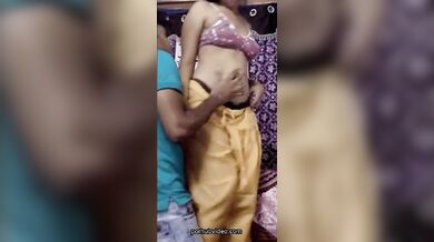 Chocolate colored maagi taar bondhu ke onek bhalo bhabe choshar XXX video clip