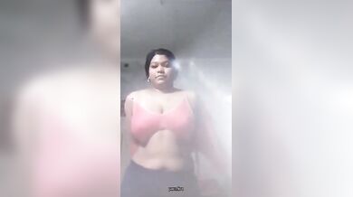 Boro dudhwali aunt taar kochi premik ke seduce korar MMS video clip