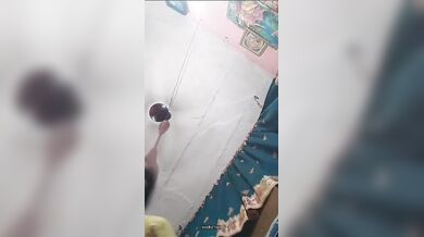Shundori innocent naive akti apu taar boyfriend er shaathe taar untouched gudh abong dudh share korar MMS porn clip
