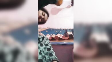 Shundori innocent naive akti apu taar boyfriend er shaathe taar untouched gudh abong dudh share korar MMS porn clip