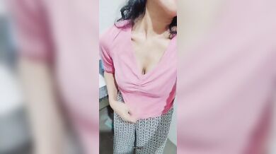 Nerdy Dhaka Universityr apu taar mega size er sthon gulo seductive bhabe dekhanor short blue film
