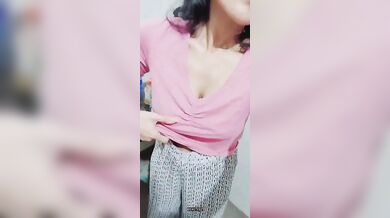 Nerdy Dhaka Universityr apu taar mega size er sthon gulo seductive bhabe dekhanor short blue film