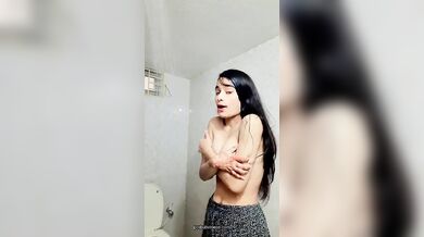Shoth baap ke khushi korar jonno gosol korar shomoe ei MMS video korlo