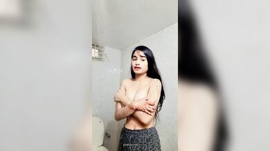 Shoth baap ke khushi korar jonno gosol korar shomoe ei MMS video korlo