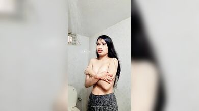 Shoth baap ke khushi korar jonno gosol korar shomoe ei MMS video korlo