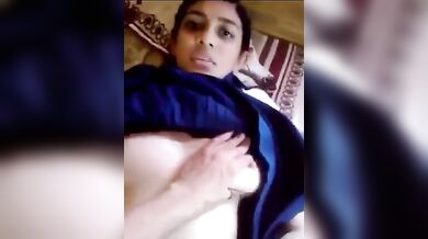 Shundori dudh bhora sthonwali meye taar babar kaach theke gudh gorom korar moton chodani khaae