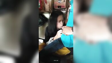 Bandarban theke Dhakae eshe ak dokan er kormochari ke gorom dhon chusha deye