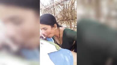 Graam er aunty taar protibeshi ak dada ke onek bhalo akti dhon chushani die khushi korlo