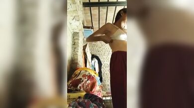 Graam er choto dudhwali kumari meye taar premik er jonno dress-up khele