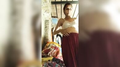 Graam er choto dudhwali kumari meye taar premik er jonno dress-up khele