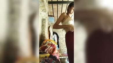 Graam er choto dudhwali kumari meye taar premik er jonno dress-up khele