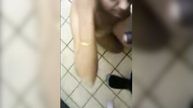 Boudi premik er shathe Jamuna Future Park mall er washroom a ak chorom chushani abong chodani deowar viral video