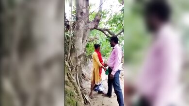 Noakhali'r kaka taar bhatiji ke jongol er bhetor niye chodlo