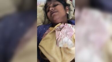 Protibeshi MILF aunty'r gudh marar chomotkar choto clip