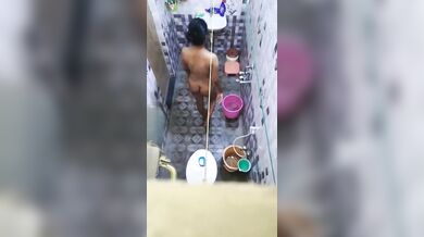 Luccha uncle taar bharatia'r langta chobi tole gosol thanae