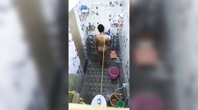 Luccha uncle taar bharatia'r langta chobi tole gosol thanae