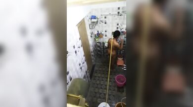 Luccha uncle taar bharatia'r langta chobi tole gosol thanae