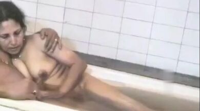 Aunty taar bandhobir jamai ke bebohar kore bathtub er bhetore