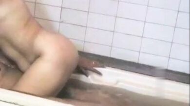 Aunty taar bandhobir jamai ke bebohar kore bathtub er bhetore