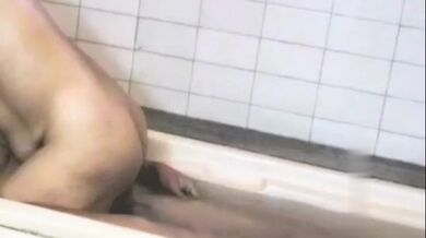 Aunty taar bandhobir jamai ke bebohar kore bathtub er bhetore
