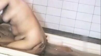 Aunty taar bandhobir jamai ke bebohar kore bathtub er bhetore