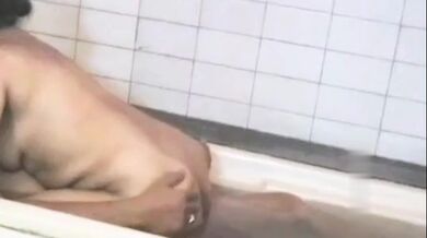 Aunty taar bandhobir jamai ke bebohar kore bathtub er bhetore