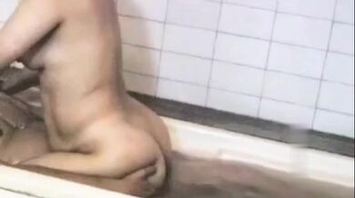 Aunty taar bandhobir jamai ke bebohar kore bathtub er bhetore