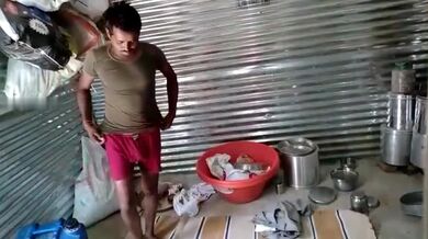 Dokan er malik kaaj er maashi'r gudh diye besh khela kore