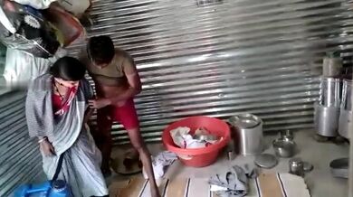 Dokan er malik kaaj er maashi'r gudh diye besh khela kore