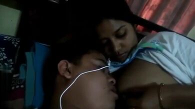 Camera'r notun mode try korlo dudu'r chushani record korte!