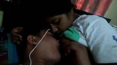 Camera'r notun mode try korlo dudu'r chushani record korte!