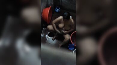 Pasher barir aunty ke gosol korar shomoye dekhte ke na chaae?