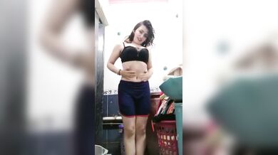 Meye der moja e hocche langta hoye nijeder video dharon kora