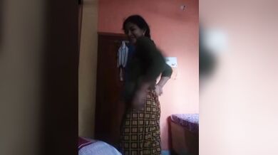 Moddho boyoshko aunty sexy shorir showoff korlo bf er jonno