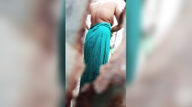 Bangladesh er grammo aunty'r langta houa lukiye video dharon