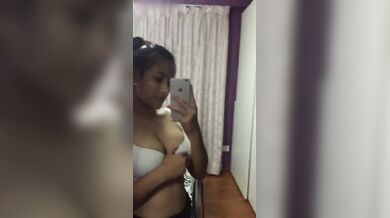 Dhoni poribaar er college a porua cute meye'r noshtami faash