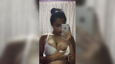 Dhoni poribaar er college a porua cute meye'r noshtami faash