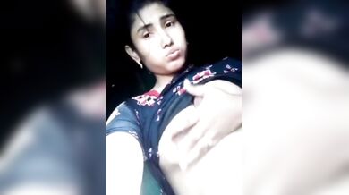 Grammo meye taar saggy dudu Video call a chepe chepe dekhalo