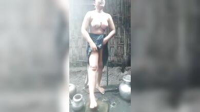 Pahari adibashi bhabhi'r boro dudu showoff korar MMS video