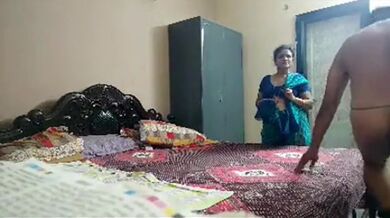 Dushtu jamai'r unseen video ghor er bua ke bokshish deowa'r