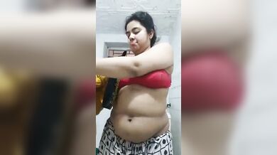 Unseen MMS clip Dhaka'r ak mota dudu o pachawala fossha apu'r